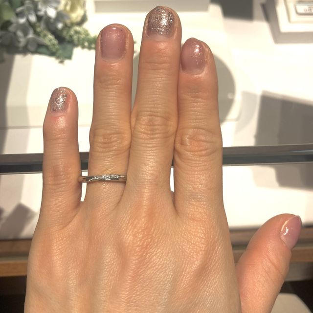 【銀座ダイヤモンドシライシの口コミ】 スタッフの方に勧められて着用しました。細めのダイヤのラインがかわいい…