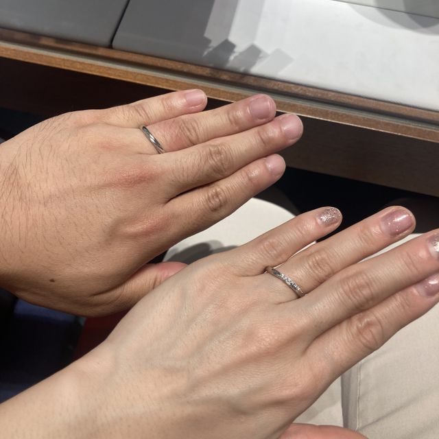 【銀座ダイヤモンドシライシの口コミ】 スタッフの方に勧められて着用しました。細めのダイヤのラインがかわいい…