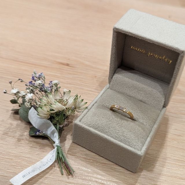 【mina.jewelry(ミナジュエリー)の口コミ】 仕事柄、出っ張っているデザインの婚約指輪はつけられない。
でもせっかく…