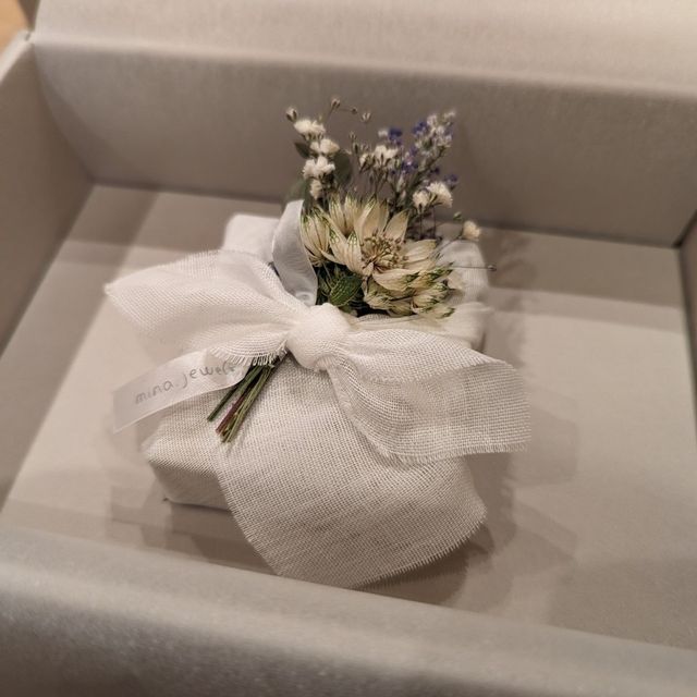 【mina.jewelry(ミナジュエリー)の口コミ】 仕事柄、出っ張っているデザインの婚約指輪はつけられない。
でもせっかく…