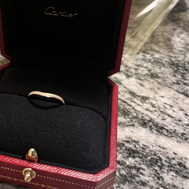 【カルティエ(Cartier)の口コミ】 一粒ダイヤではなく、ハーフエタニティにしました。いつまでも結婚指輪と…