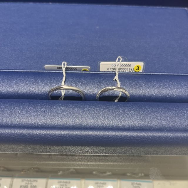 【銀座ダイヤモンドシライシの口コミ】 指輪にねじりのようなデザインがあり、ダイヤのつきかたにも左右で違いが…