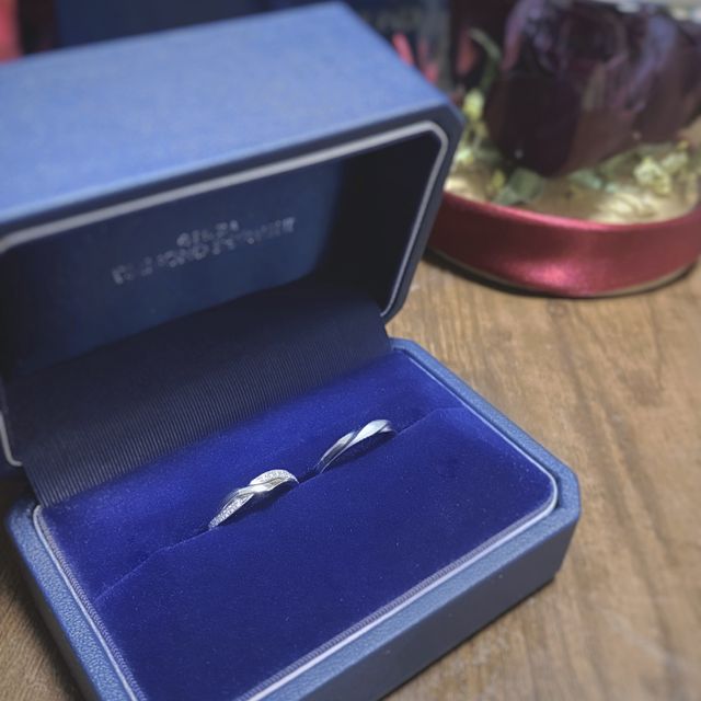 【銀座ダイヤモンドシライシの口コミ】 婚約指輪はスターリーと言うデザインで購入したのですが
他と被るのが嫌だ…