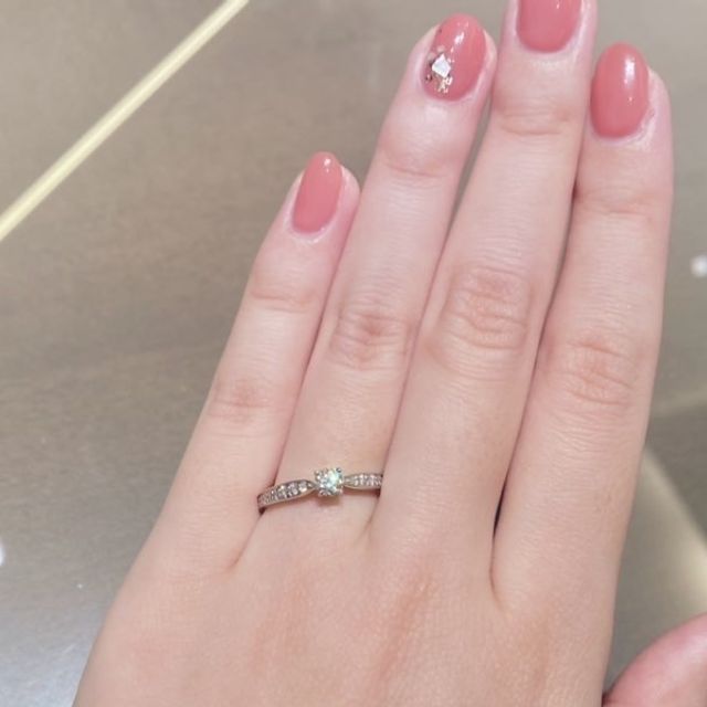 【ティファニー(Tiffany & Co.)の口コミ】 左右にメレダイヤが入っているデザインを探していました。他のブランドで…