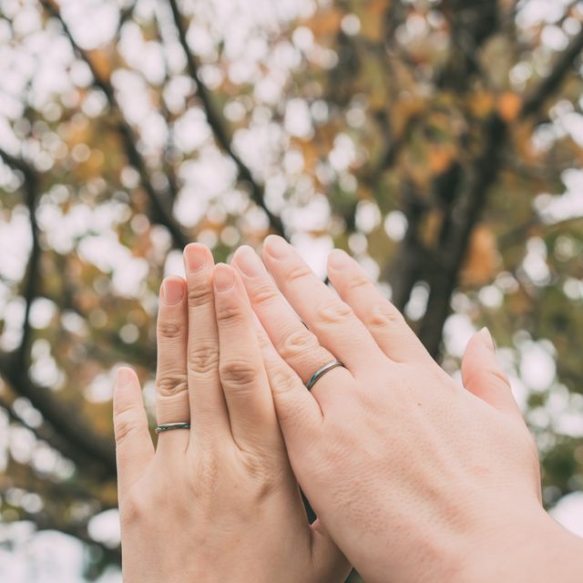 【SORA(ソラ)の口コミ】 シンプルで細身のデザインで
指輪の表面の波状の窪みに
好きな色を入れる…