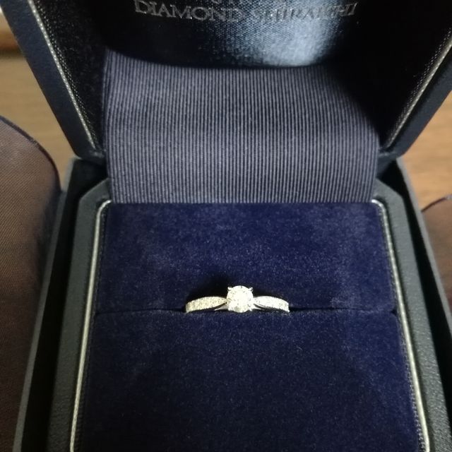 【銀座ダイヤモンドシライシの口コミ】 シンプルな結婚指輪と重ね付けしたかったので、婚約指輪は少し華やかにし…