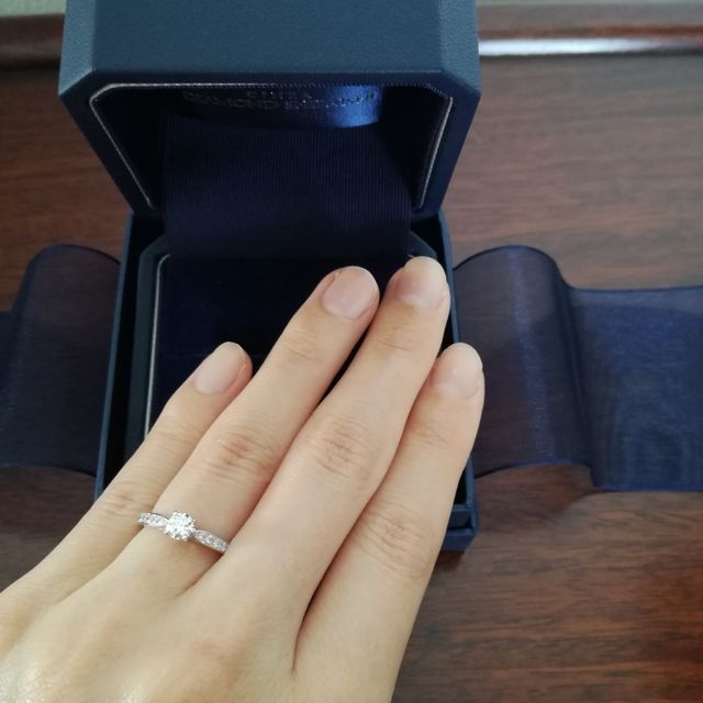 【銀座ダイヤモンドシライシの口コミ】 シンプルな結婚指輪と重ね付けしたかったので、婚約指輪は少し華やかにし…