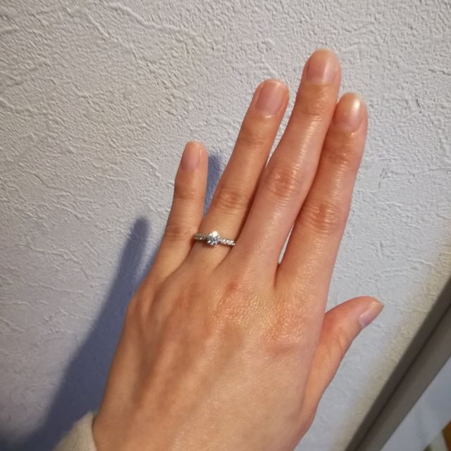【銀座ダイヤモンドシライシの口コミ】 シンプルな結婚指輪と重ね付けしたかったので、婚約指輪は少し華やかにし…