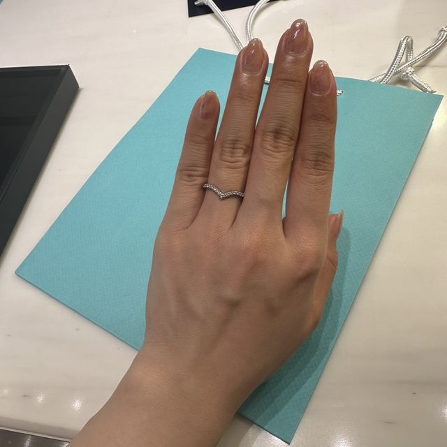【ティファニー(Tiffany & Co.)の口コミ】 綺麗なvラインの指輪でラインに沿って綺麗にダイヤモンドがあしらわれてい…