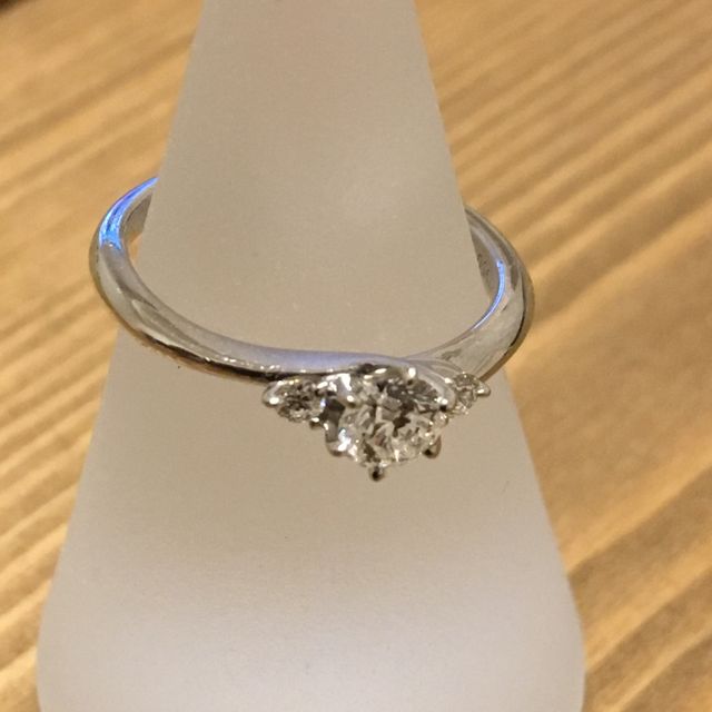 【銀座ダイヤモンドシライシの口コミ】 本物の気品と着け心地で、彼女がとても気に入り購入しました。初めは他の…