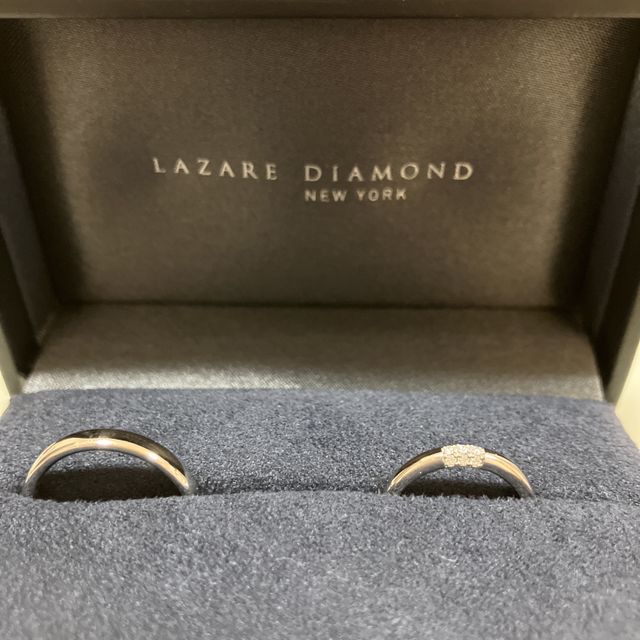 【ラザール ダイヤモンド(LAZARE DIAMOND)の口コミ】 横から見てもダイヤモンドが見えるデザインのスリーサイドリングは、シン…