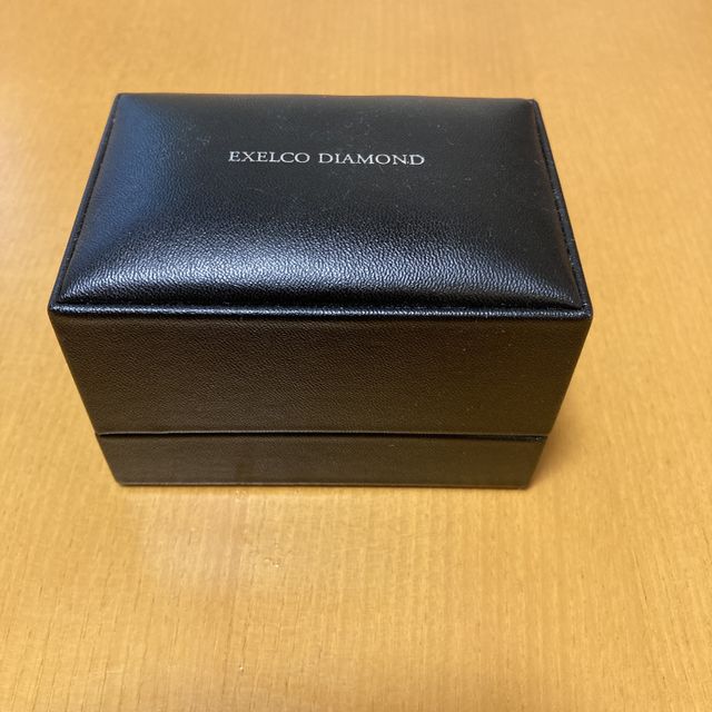 【エクセルコダイヤモンド(EXELCO DIAMOND)の口コミ】 ダイヤが何粒もあるだけではなく、ダイヤの周りに繊細な彫りがあることで…