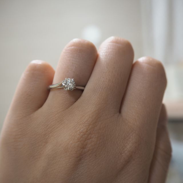 【銀座ダイヤモンドシライシの口コミ】 ダイヤが光に当たると本当に綺麗に輝きます。リングはシンプルに見えます…