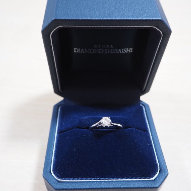 【銀座ダイヤモンドシライシの口コミ】 ダイヤが光に当たると本当に綺麗に輝きます。リングはシンプルに見えます…