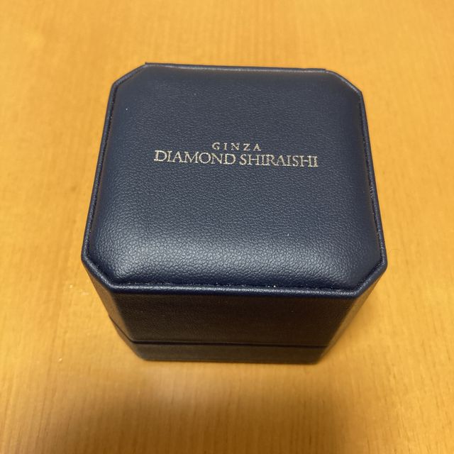 【銀座ダイヤモンドシライシの口コミ】 ダイヤが光に当たると本当に綺麗に輝きます。リングはシンプルに見えます…