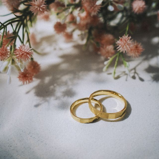 【BRILLIANCE+(ブリリアンスプラス)の口コミ】 素材は2人でゴールドを選択しました。
デザインは新郎の好みで特徴的なも…