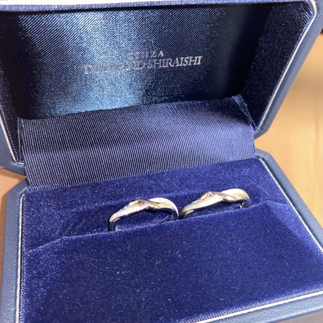 【銀座ダイヤモンドシライシの口コミ】 素材を2種類選ぶことができます。
私たちはどちらもプラチナで統一しまし…