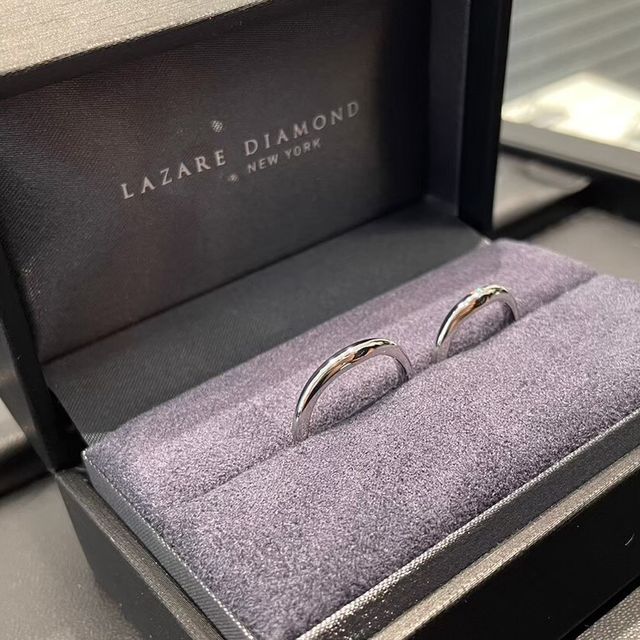 【ラザール ダイヤモンド(LAZARE DIAMOND)の口コミ】 Vとストレートを合わせたようなデザインが個性的。ダイヤがVラインを描い…
