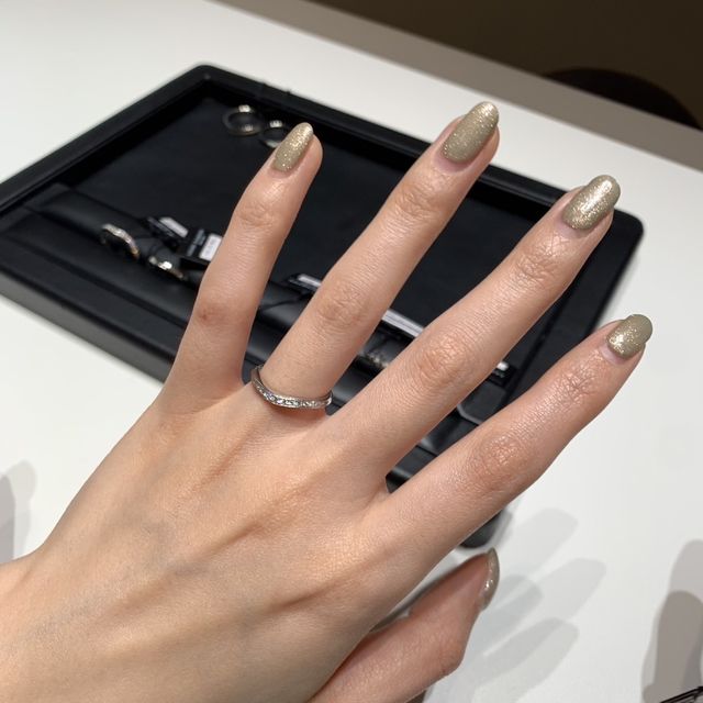 【ラザール ダイヤモンド(LAZARE DIAMOND)の口コミ】 ラインメレが入っていて、とても綺麗なデザインです。
きらめきがとても強…