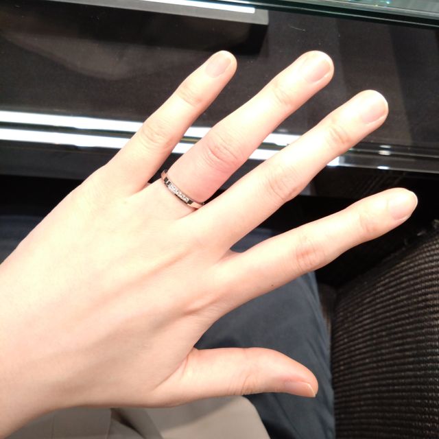 【ラザール ダイヤモンド(LAZARE DIAMOND)の口コミ】 シンプルなデザインなので長年つけていても飽きないと思いました。金属の…