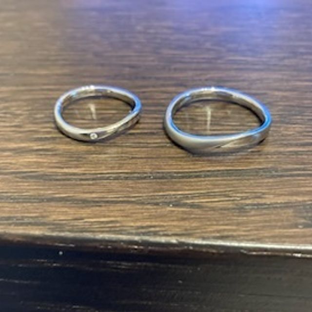 【銀座ダイヤモンドシライシの口コミ】 プラチナで丈夫、シンプルでもすこしS字になっているところが惹かれました…