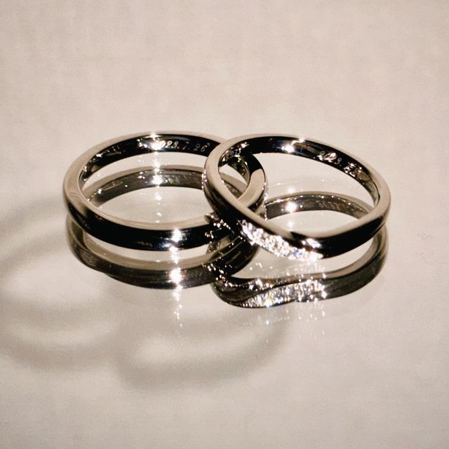 【銀座ダイヤモンドシライシの口コミ】 新婦の指輪は、ダイヤモンドがさりげなくデザインされたものを選びました…