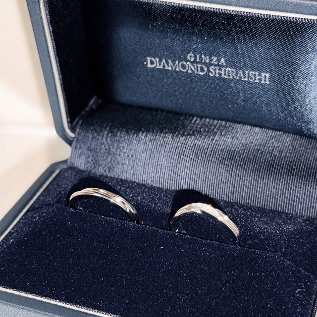 【銀座ダイヤモンドシライシの口コミ】 新婦の指輪は、ダイヤモンドがさりげなくデザインされたものを選びました…