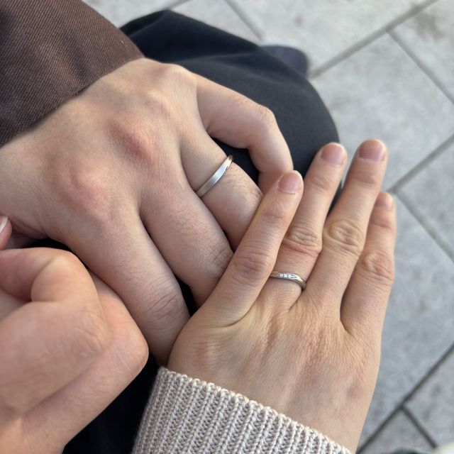 【銀座ダイヤモンドシライシの口コミ】 最初はダイヤが入っていないデザインで探していたのですが、ダイヤが入っ…