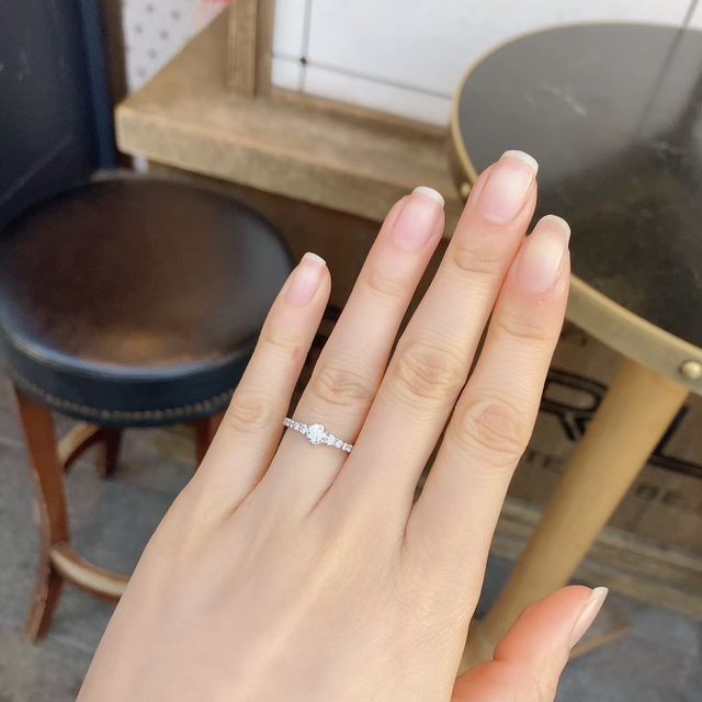 【銀座ダイヤモンドシライシの口コミ】 ハーフエタニティで真ん中のダイヤは自分で選べるものです。店内にあるダ…