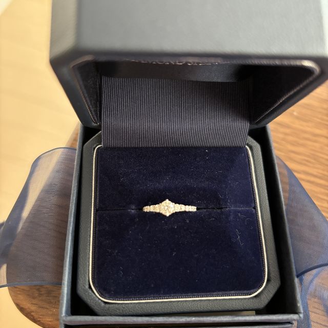 【銀座ダイヤモンドシライシの口コミ】 ハーフエタニティで真ん中のダイヤは自分で選べるものです。店内にあるダ…