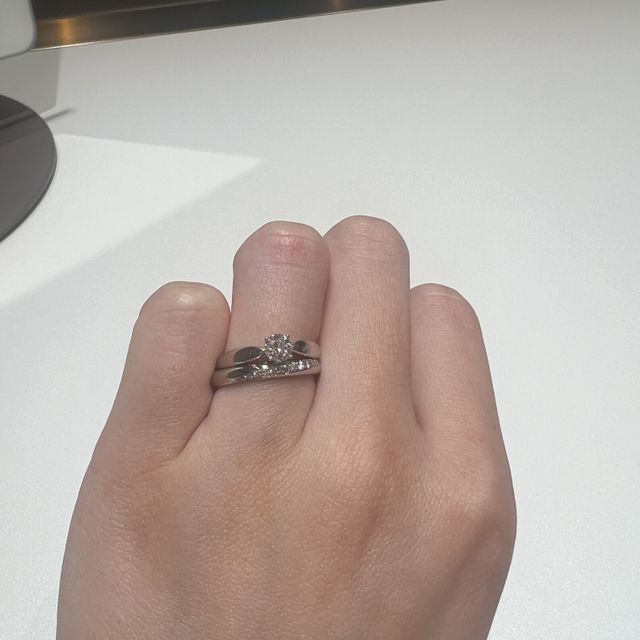 【ラザール ダイヤモンド(LAZARE DIAMOND)の口コミ】 この指輪は丸みがあって着け心地が本当に良くて気に入りました。また派手…