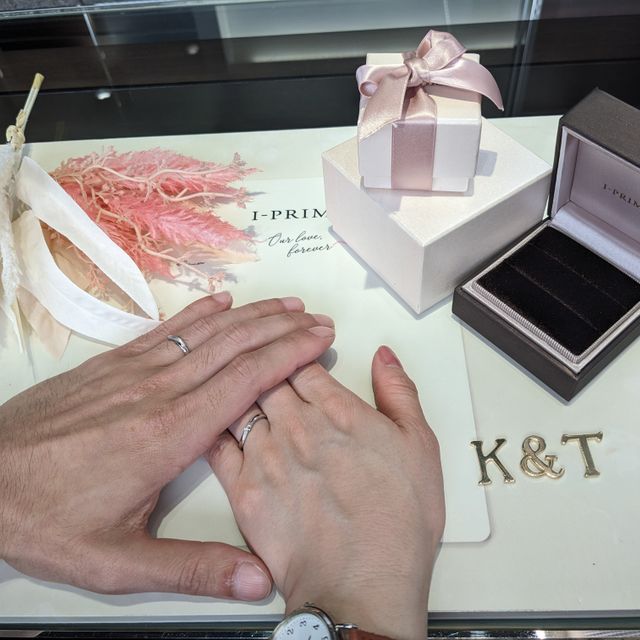 【アイプリモ(I-PRIMO)の口コミ】 中央に配置されたダイヤが煌めいてきれいです。指輪の形にウェーブがあっ…