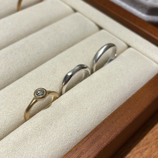 【atelier ST, CAT(アトリエ エスティーキャット)の口コミ】 普段使いがしやすい指輪を選びました。
婚約指輪と結婚指輪を重ねてつけれ…