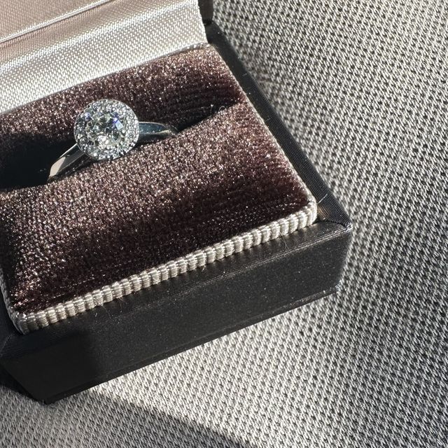 【アイプリモ(I-PRIMO)の口コミ】 ひとつの大きなダイヤモンドを囲んでるメレダイヤモンドがシンプルなデザ…