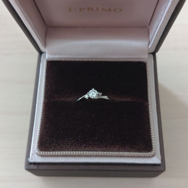 【アイプリモ(I-PRIMO)の口コミ】 デザインはシンプルながらもエレガントで、ダイヤモンドは四本爪で取り付…