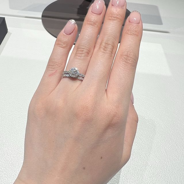 【アイプリモ(I-PRIMO)の口コミ】 デザインが好みでこちらを試着しました。
結婚指輪と婚約指輪の重ね付けし…