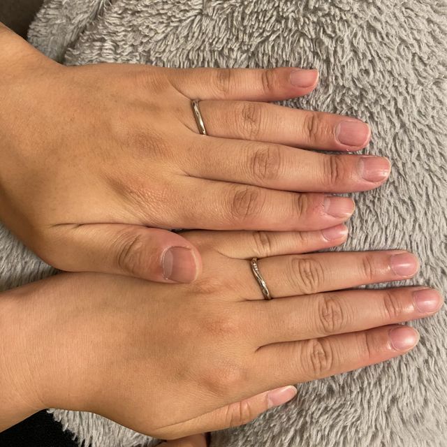 【銀座ダイヤモンドシライシの口コミ】 ウェーブのリング。斜めに傾斜がついたデザインなので正面から見た時はそ…