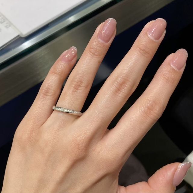 【ROYAL ASSCHER(ロイヤル・アッシャー)の口コミ】 指輪は王道のストレートタイプですが、ダイヤがカーブがかかった斜めに入…