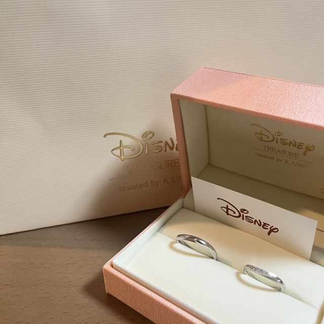 【ケイウノ ブライダル(K.UNO BRIDAL)の口コミ】 女性用の指輪は、ダイヤが5つも装飾されており、華やかで綺麗です。少し派…