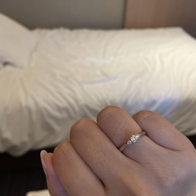 【銀座ダイヤモンドシライシの口コミ】 指輪のデザインがシンプルでとてもかわいいです。
キラキラではありますが…