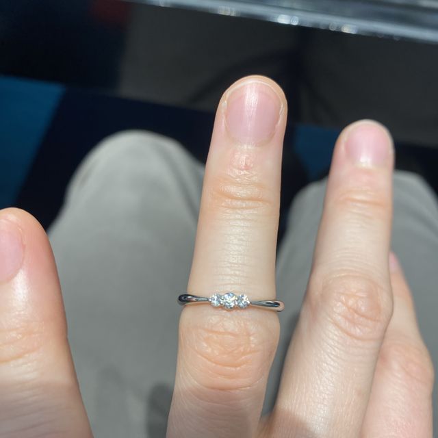 【銀座ダイヤモンドシライシの口コミ】 ストレートの3つダイヤがついた指輪です。結婚指輪もキラキラしたものが好…