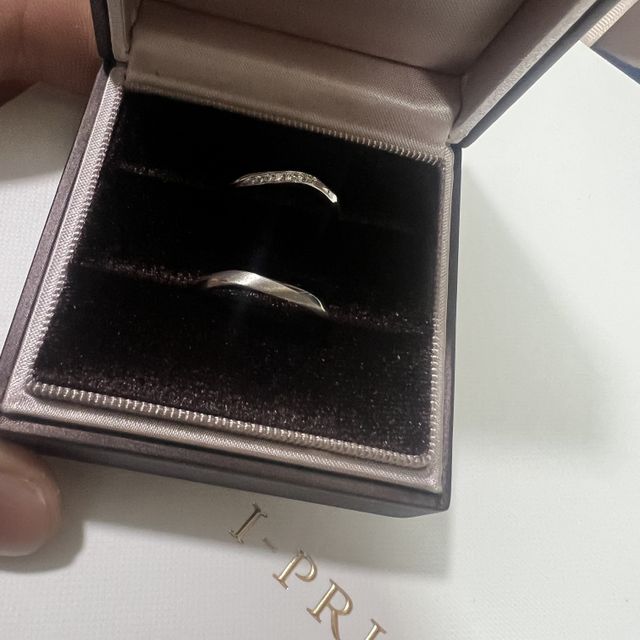 【アイプリモ(I-PRIMO)の口コミ】 両方共にねじれのがデザインされていて、特に女性の方は婚約指輪と一緒に…
