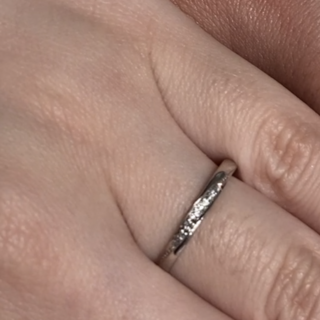 【銀座ダイヤモンドシライシの口コミ】 斜めに大胆にメレダイヤが7石配置されています。ゴージャスでエレガントな…