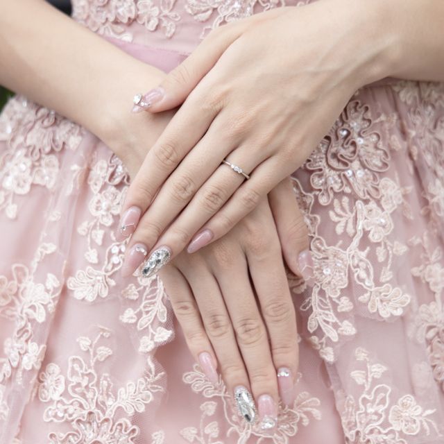 【銀座ダイヤモンドシライシの口コミ】 ダイヤに向けてリングが細くなってるので指が細く綺麗に見える。一度試着…