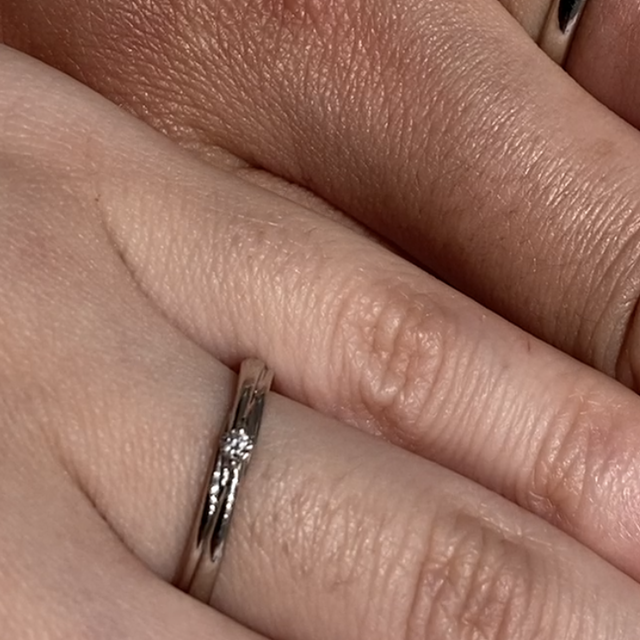【銀座ダイヤモンドシライシの口コミ】 ストレートの指輪で、シンプルですっきりとしたデザインでした。真ん中に…