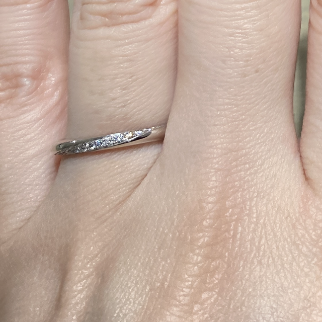 【アイプリモ(I-PRIMO)の口コミ】 すっきり、はっきりしたデザインで、ストレートの指輪なのでシンプルな雰…
