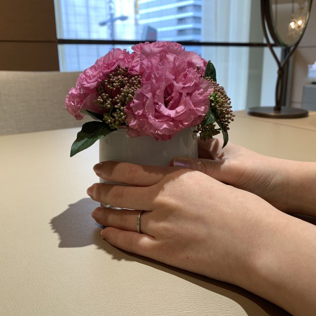 【カルティエ(Cartier)の口コミ】 ブイのデザインなので、指が細く見える。ひっくり返すとマルのデザインに…