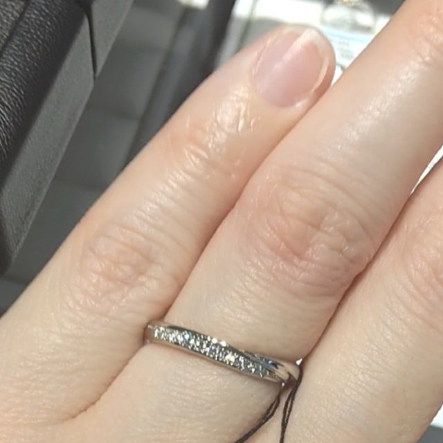 【エクセルコダイヤモンド(EXELCO DIAMOND)の口コミ】 少しウェーブがかかったデザインで、横にダイヤモンドが並んでいます。&ld…