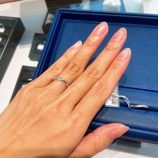 【銀座ダイヤモンドシライシの口コミ】 初めに水かきや手の長さを測り、どのようなデザインが似合うか診断してく…