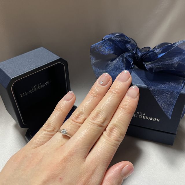 【銀座ダイヤモンドシライシの口コミ】 着用した時にダイヤモンドが目立つ指輪にしたかったので、私はダイヤモン…